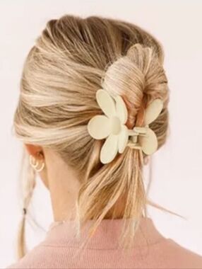 3 FOR $15  💕 Flower Matte Strong Hold Claw Clip Fashionable Hair Accessories